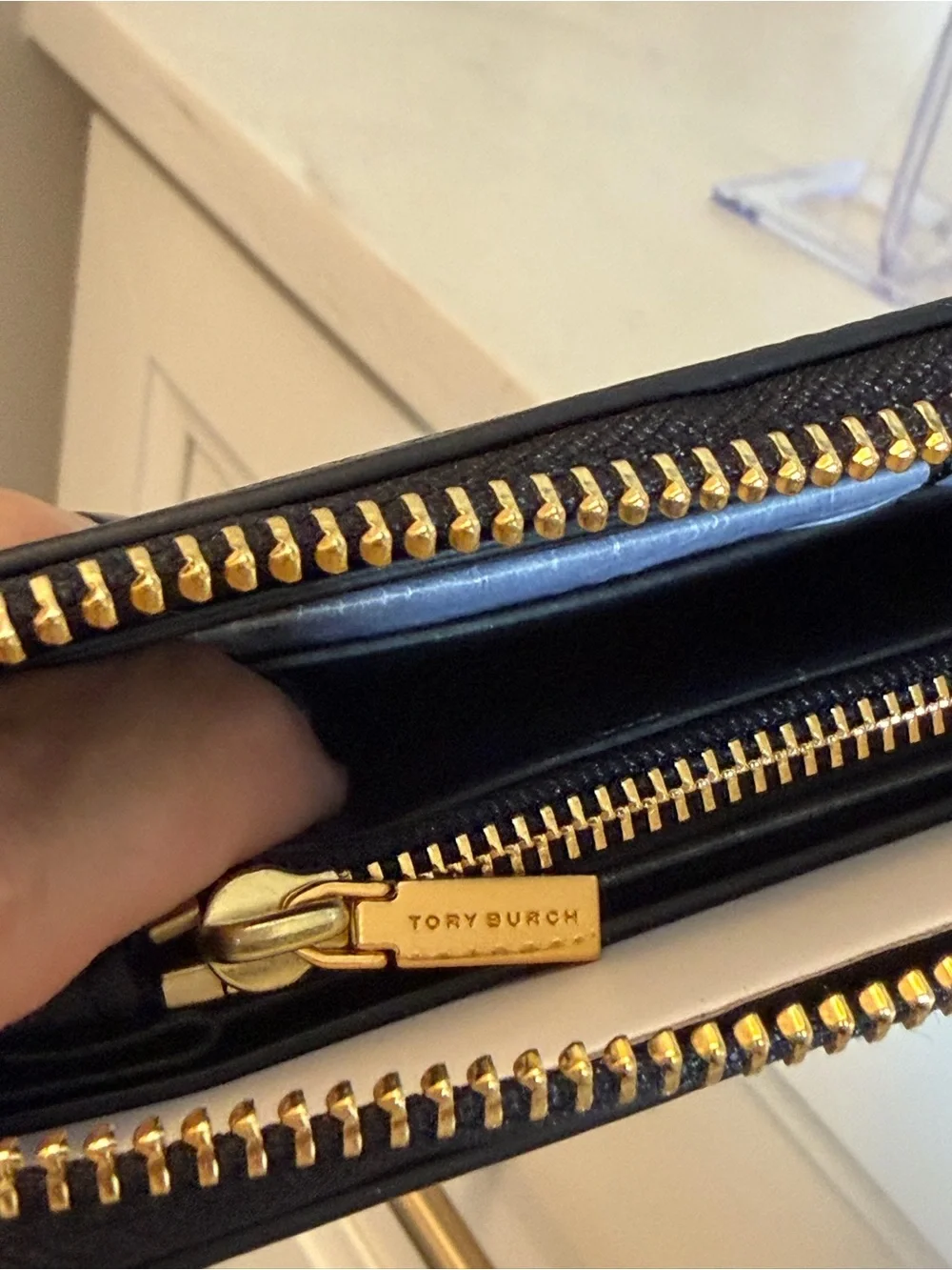 Tory Burch EUC Black Pebbled Leather Zip Wallet with Gold Hardware